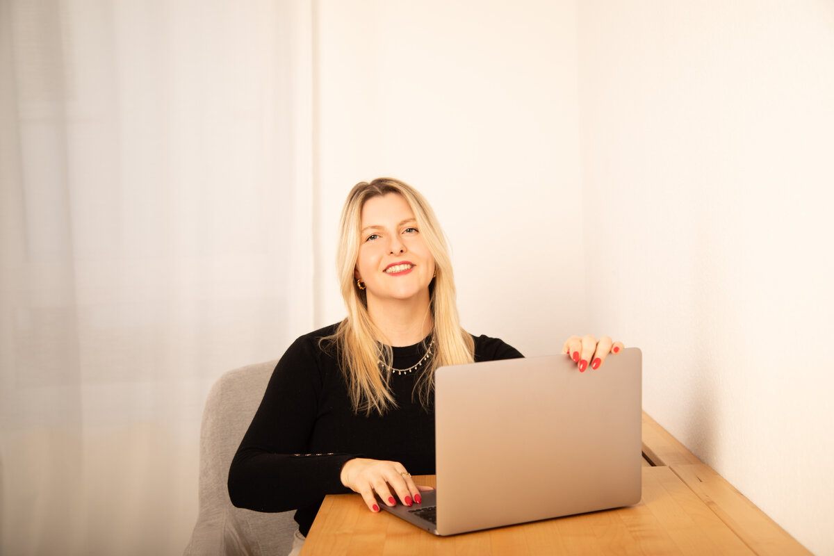 Vanessa Wieprecht am Laptop